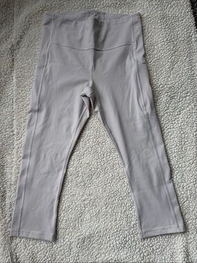 Athleta Ultimate Stash Pocket Capri Size M Veil Grey